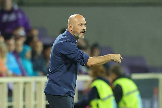 Vincenzo Italiano guiderà la Fiorentina per tre anni, qualificandosi sempre in Europa e portando il club in tre finali fra Coppa Italia e Conference League. (foto di Gabriele Maltinti/Getty Images) Vincenzo Italiano, storia di una rivincita: spezzata la maledizione delle finali- immagine 3