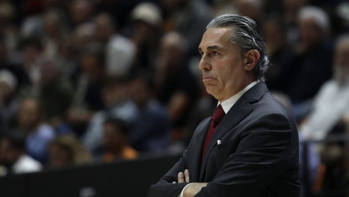 VALENCIA, SPAIN - APRIL 06: Sergio Scariolo, Head Coach of Virtus Segafredo Bologna in action during the 2022-23 Turkish Airlines EuroLeague Regular Season Round 33 game between Valencia Basket and Virtus Segafredo Bologna at La Fonteta on April 06, 2023 in Valencia, Spain. (Photo by Juan Navarro/Euroleague Basketball via Getty Images) Martini: “Rottura tra Baraldi e Scariolo, poi il retroscena Ojeleye…”- immagine 1
