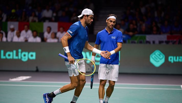 MALAGA, SPAIN - NOVEMBER 26: Matteo Berrettini and Fabio Fognini of Italy compete during the Davis Cup by Rakuten Finals 2022 Semifinal doubles match between Italy and Canada at Palacio de los Deportes Jose Maria Martin Carpena on November 26, 2022 in Malaga, Spain. (Photo by Fran Santiago/Getty Images) Coppa Davis, i convocati dell’Italia: perché non ci sono Sinner e Berrettini - immagine 1