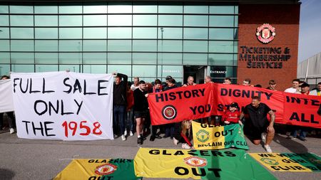 manchester-united-i-tifosi-contro-la-proprieta-glazer-il-club-sta-lentamente-morendo