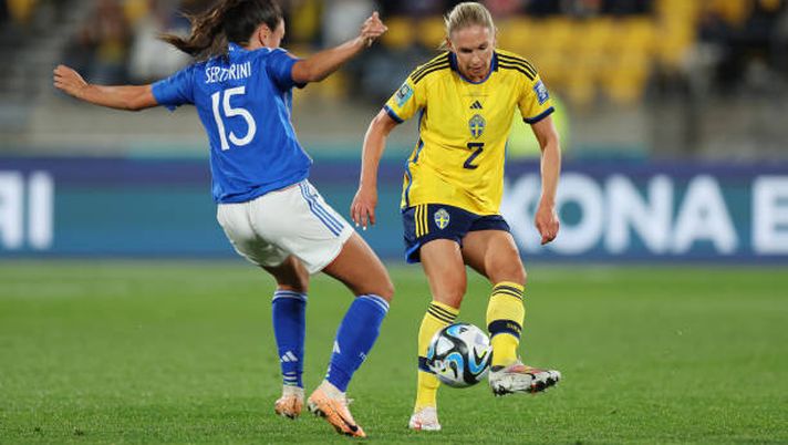 WELLINGTON, NEW ZEALAND - JULY 29: Jonna Andersson of Sweden takes on Annamaria Serturini of Italy during the FIFA Women's World Cup Australia & New Zealand 2023 Group G match between Sweden and Italy at Wellington Regional Stadium on July 29, 2023 in Wellington / Te Whanganui-a-Tara, New Zealand. (Photo by Katelyn Mulcahy - FIFA/FIFA via Getty Images) Mondiale femminile, Svezia-Italia 5-0. Serturini: “Non meritiamo una sconfitta così” - immagine 1