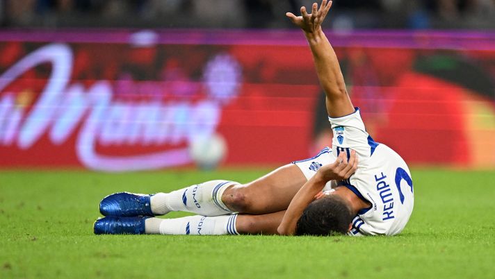 NAPLES, ITALY - NOVEMBER 01: Marc Kempf of Como 1907 injured during the Serie A match between SSC Napoli and Como 1907 at Stadio Diego Armando Maradona on November 01, 2025 in Naples, Italy. (Photo by Francesco Pecoraro/Getty Images) Como-Milan, Kempf sul rigore: “Un altro arbitro non l’avrebbe dato” - immagine 1