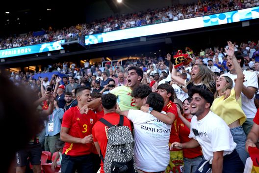 Marc Pubill della squadra spagnola festeggia la vittoria con i tifosi dopo la partita per la medaglia d'oro maschile tra Francia e Spagna durante i Giochi Olimpici di Parigi 2024 al Parc des Princes il 9 agosto 2024 a Parigi, Francia. (Foto di Alex Pantling/Getty Images) Atletico Madrid: lapsus e gaffe alla presentazione di Hancko e Pubill- immagine 2