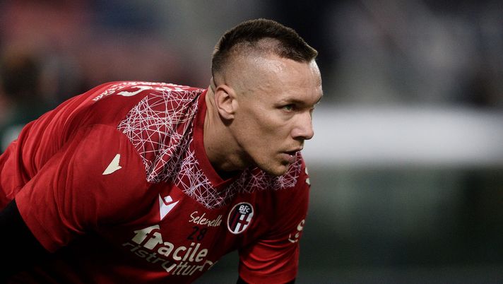 BOLOGNA, ITALY - APRIL 11: Goalkeeper Lukasz Skorupski of Bologna FC looks on during the warm up prior the begining of the Serie A match between Bologna FC v UC Sampdoria on April 11, 2022 in Bologna, Italy. (Photo by Mario Carlini / Iguana Press/Getty Images) Cor Sport – Bologna, Skorupski in bilico: si stringe il cerchio su tre profili - immagine 1
