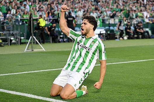 SEVILLE, SPAIN - MAY 01: Abde Ezzalzouli of Real Betis celebrates scoring his team's first goal during the UEFA Conference League 2024/25 Semi Final First Leg match between Real Betis Balompie and ACF Fiorentina at Estadio Benito Villamarin on May 01, 2025 in Seville, Spain. (Photo by Denis Doyle/Getty Images) Il Betis punta alla Conference League: arriva la maglia speciale per la finale- immagine 4