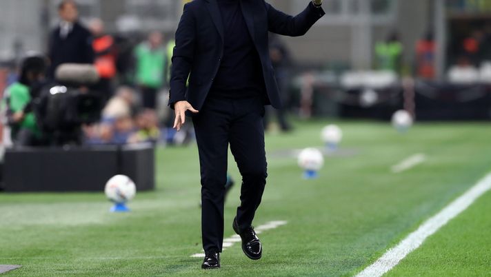 MILAN, ITALY - NOVEMBER 03: Eusebio Di Francesco, Head Coach of Venezia, reacts during the Serie A match between FC Internazionale and Venezia at Stadio Giuseppe Meazza on November 03, 2024 in Milan, Italy. (Photo by Marco Luzzani/Getty Images) Venezia, un giocatore salterà il Napoli per infortunio: il nome - immagine 1