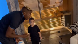 Osimhen gioca con un bambino dopo la partita: le immagini