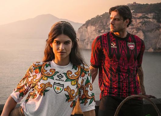Le maglie del Sorrento Calcio 2025/2026. (Foto presa dal profilo Instagram sorrentocalcio1945) Crotone-Sorrento, come stanno andando i campani nei match in trasferta?- immagine 2