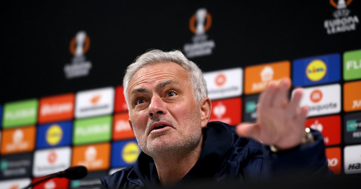 Mourinho usa l'ironia: "Scelgo la formazione lanciando la monetina..."