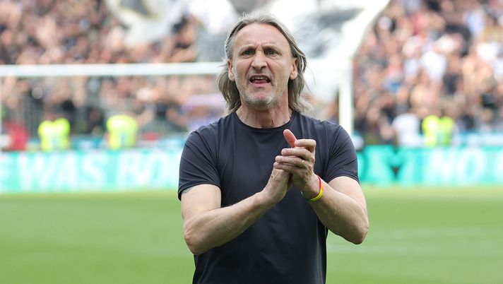 UDINE, ITALY - MAY 19: Davide Nicola head coach of Empoli FC greets the fans after during the Serie A TIM match between Udinese Calcio and Empoli FC at Dacia Arena on May 19, 2024 in Udine, Italy.(Photo by Gabriele Maltinti/Getty Images) Empoli, Nicola: “De Rossi ha fatto un lavoro straordinario, sappiamo che è dura” - immagine 1
