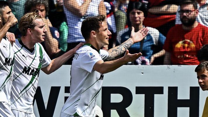 GENOA, ITALY - MAY 12: Andrea Pinamonti of Sassuolo (R) celebrates with his team-mates Martin Erlic and Kristian Thorstvedt after scoring a goal on a penalty kick during the Serie A TIM match between Genoa CFC and US Sassuolo at Stadio Luigi Ferraris on May 12, 2024 in Genoa, Italy. (Photo by Simone Arveda/Getty Images) Pinamonti: “Umore sotto terra, ci crediamo fino alla matematica. Persa lucidità” - immagine 1
