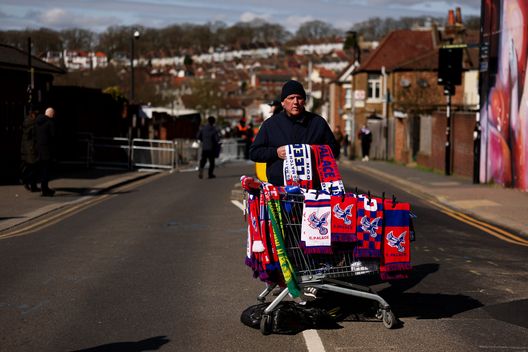 Un tifoso vende sciarpe del Crystal Palace da un carrello prima della partita di Premier League tra Crystal Palace e Leeds United al Selhurst Park il 15 marzo 2026 a Londra. (Foto di Justin Setterfield/Getty Images) Crystal Palace Selhurst Park