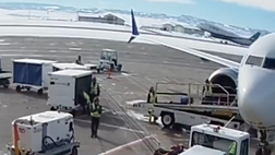 VIDEO / L’aereo di linea tocca la pista con la coda: evitata collisione con un altro velivolo