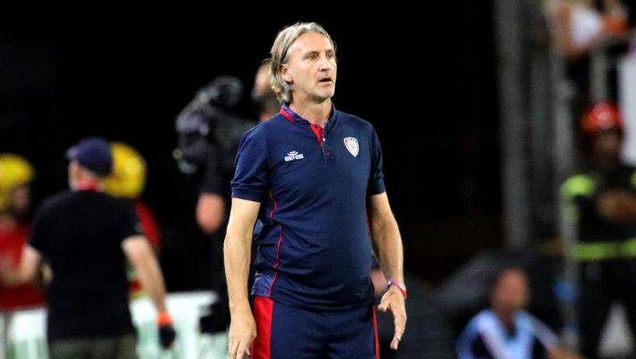 CAGLIARI, ITALY - AUGUST 18: Cagliari's coach Davide Nicola looks on during the Serie A match between Cagliari and AS Roma at Sardegna Arena on August 18, 2024 in Cagliari, Italy. (Photo by Enrico Locci/Getty Images) Nicola: “La Roma ha grandi calciatori, ma abbiamo sempre creduto di poter segnare” - immagine 1