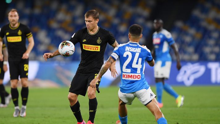 NAPLES, ITALY - JUNE 13: Nicolò Barella of FC Internazionale vies with Lorenzo Insigne of SSC Napoli during the Coppa Italia Semi-Final Second Leg match between SSC Napoli and FC Internazionale at Stadio San Paolo on June 13, 2020 in Naples, Italy. (Photo by Francesco Pecoraro/Getty Images) Inter, Barella sottoposto ad esami: potrebbe saltare il Toro - immagine 1