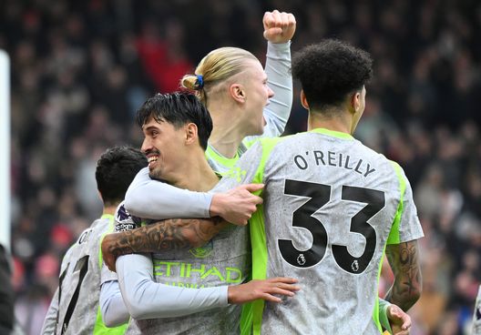 NOTTINGHAM, INGHILTERRA - 27 DICEMBRE: Tijjani Reijnders del Manchester City festeggia con i compagni di squadra dopo aver segnato il primo gol della sua squadra durante la partita di Premier League tra Nottingham Forest e Manchester City al City Ground il 27 dicembre 2025 a Nottingham, Inghilterra. (Foto di Clive Mason/Getty Images)
