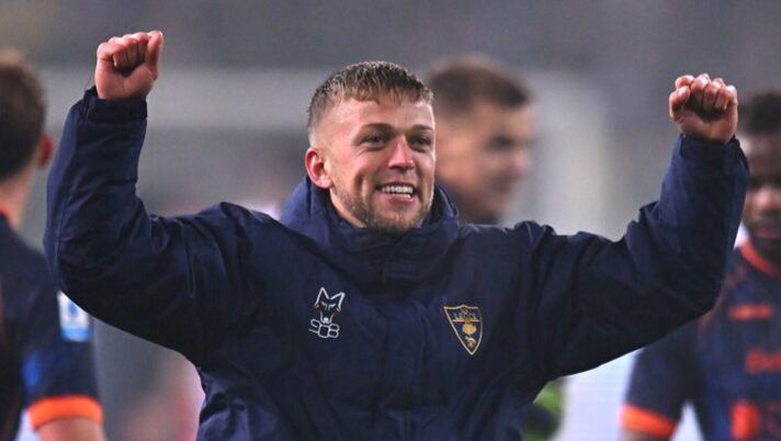 PARMA, ITALY - JANUARY 31: Jesper Karlsson of US Lecce in action during the Serie A match between Parma and Lecce at Stadio Ennio Tardini on January 31, 2025 in Parma, Italy. (Photo by Alessandro Sabattini/Getty Images) Lecce, le prove di formazione: da Gallo a Karlsson, quanti dubbi in mediana - immagine 1