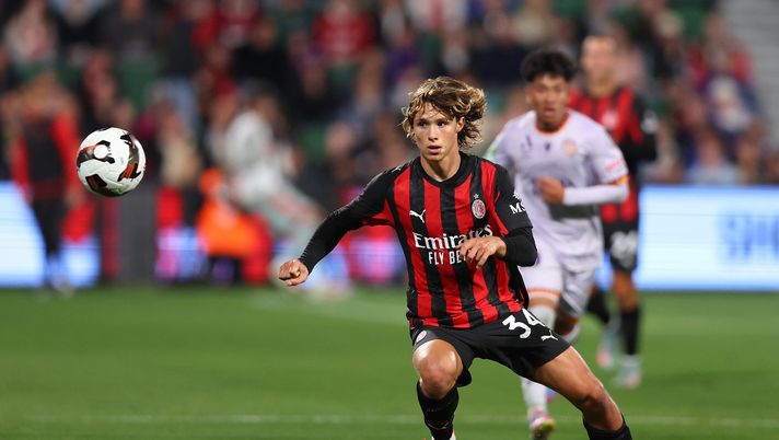 PERTH, AUSTRALIA - JULY 31: Christian Comotto of AC Milan in action during the match between Perth Glory and AC Milan at HBF Park on July 31, 2025 in Perth, Australia. (Photo by Paul Kane/Getty Images) Comotto brilla con l’Italia U19: il Milan continua a monitorare la sua crescita - immagine 1