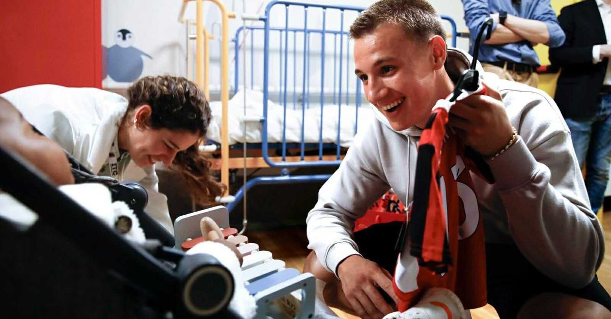 camarda in visita all ospedale dei bambini vittore buzzi di milano video da Pianetamilan.it camarda in visita all ospedale dei bambini vittore buzzi di milano video