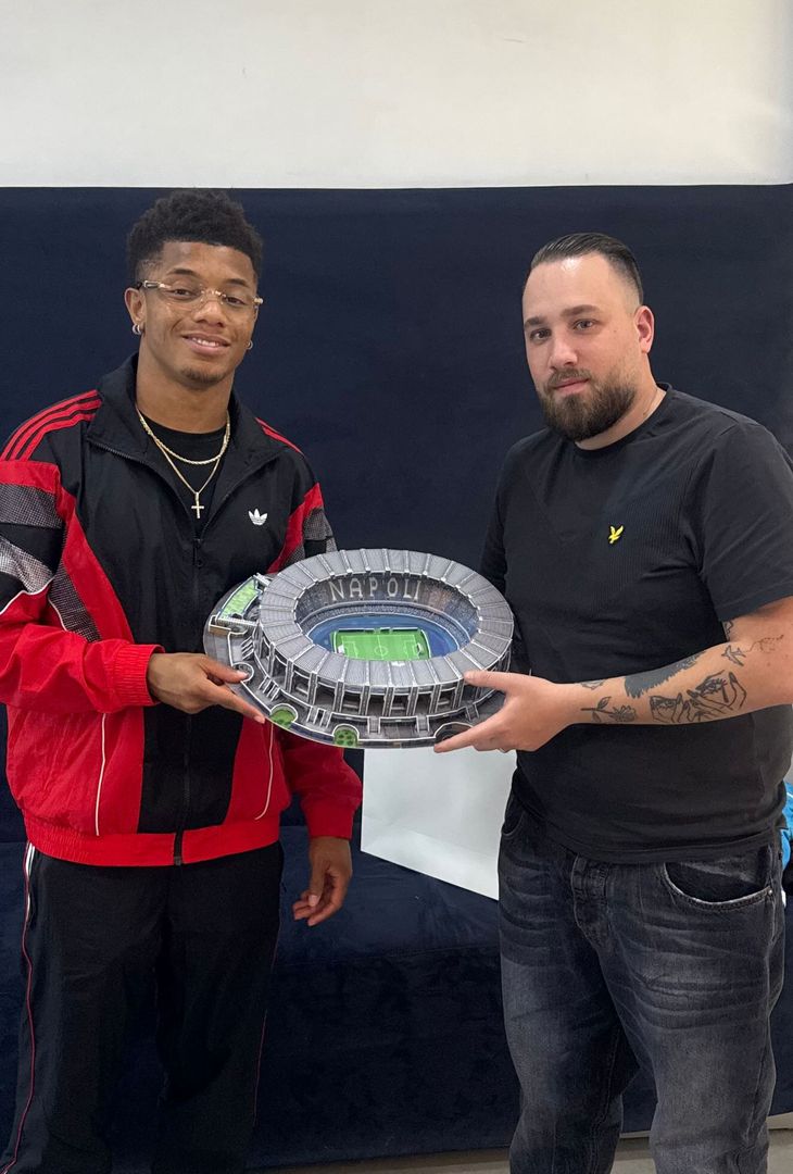 Il tifoso Gaetano Chiummo ha fatto un regalo speciale a Conte e ai giocatori del Napoli a Castel Volturno.