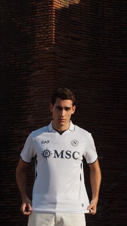 GALLERY Da oggi disponibile la nuova divisa per le trasferte: si torna total white - immagine 3