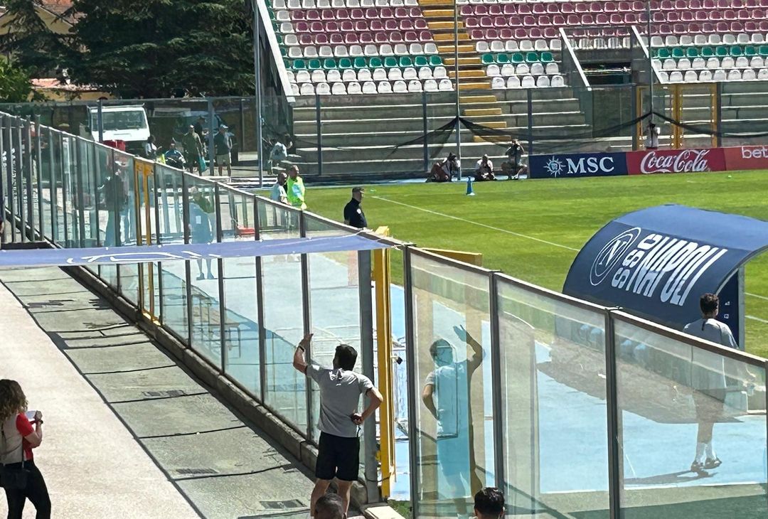 GALLERY Conte rientra in campo dopo la seduta tattica: ovazione dei tifosi- immagine 1