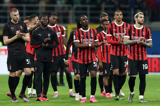 MILAN, ITALY - APRIL 05: Players of AC Milan applaud their fans after drawing with Fiorentina during the Serie A match between AC Milan and Fiorentina at Stadio Giuseppe Meazza on April 05, 2025 in Milan, Italy. (Photo by Marco Luzzani/Getty Images) Milan-Fiorentina