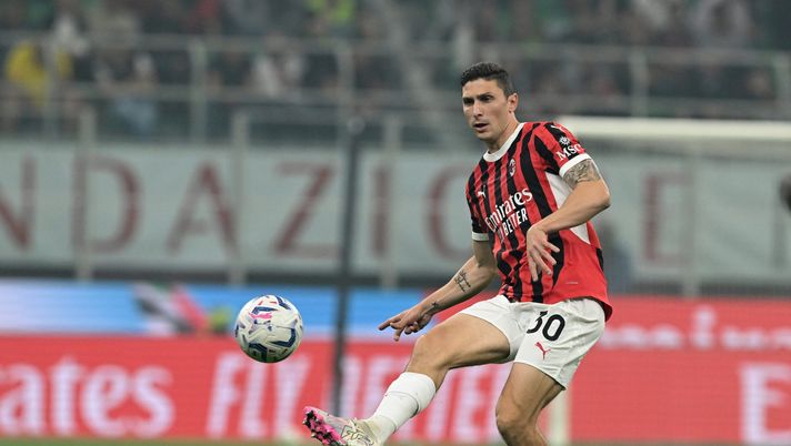 MILAN, ITALY - MAY 25: Mattia Caldara of AC Milan passes the ball during the Serie A TIM match between AC Milan and US Salernitana at Stadio Giuseppe Meazza on May 25, 2024 in Milan, Italy. (Photo by Claudio Villa/AC Milan via Getty Images) caldara-ritiro-milan