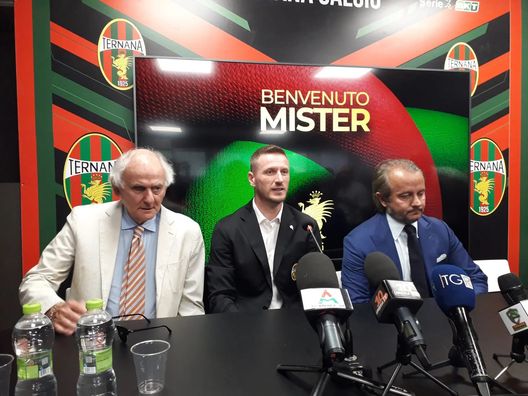 Abate in conferenza stampa (Foto tratta da calciofere.it) Ternana, Abate si presenta: “Non sono venuto qui per fare curriculum”- immagine 2