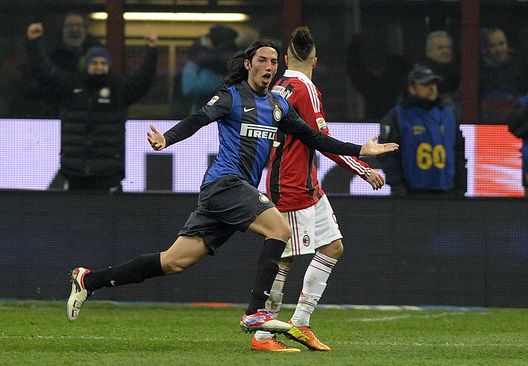Ezequiel Schelotto dell'Inter festeggia il primo gol segnato durante la partita di Serie A tra Inter e Milan giocata allo stadio San Siro il 24 febbraio 2013 a Milano, Italia. (Foto di Claudio Villa/Getty Images)