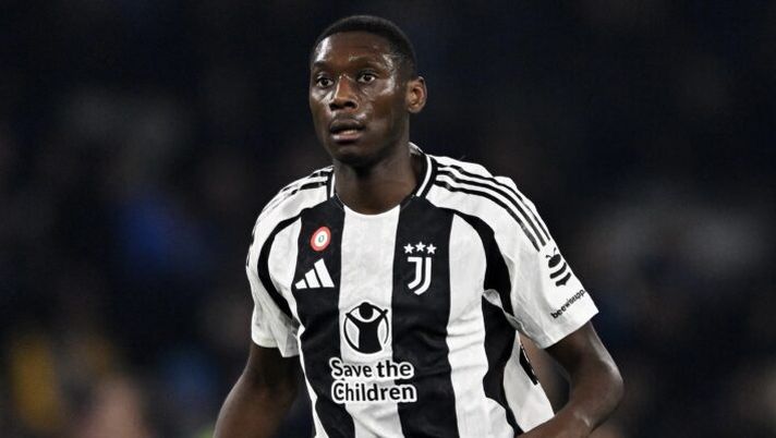 NAPLES, ITALY - JANUARY 25: Randal Kolo Muani of Juventus during the Serie A match between Napoli and Juventus at Stadio Diego Armando Maradona on January 25, 2025 in Naples, Italy. (Photo by Francesco Pecoraro/Getty Images) Juve-Genoa, formazioni ufficiali: la scelta su Koopmeiners, Muani, Nico e Malinovskyi! Fuori Kalulu - immagine 1