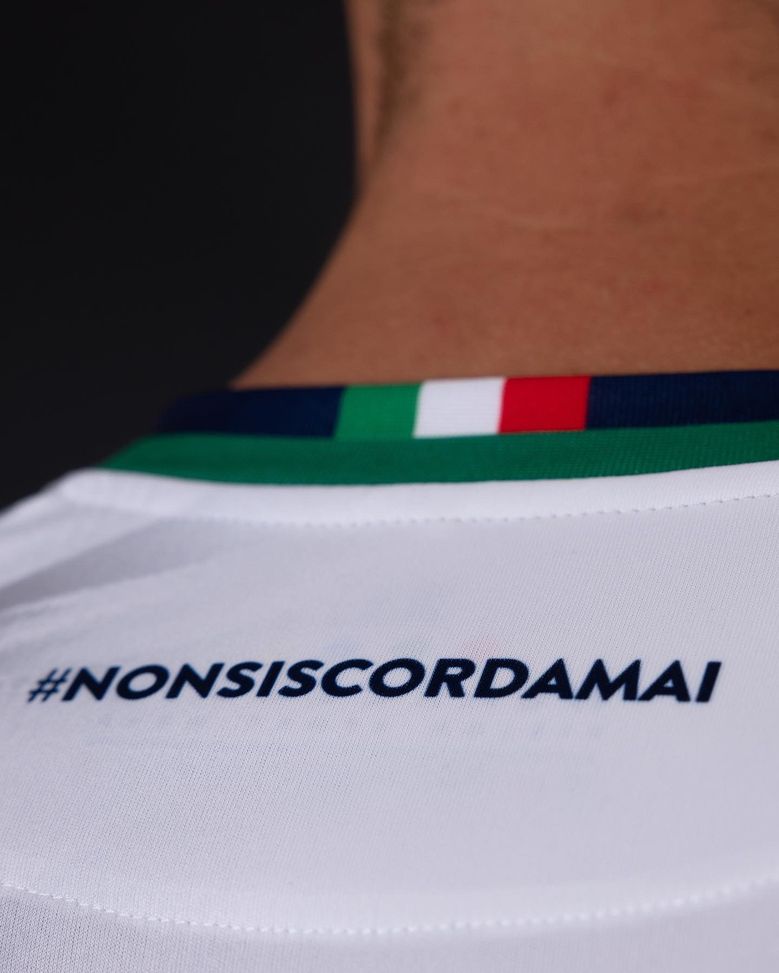 Feralpisalò, seconda divisa speciale: bianca e grigia per la storica prima B- immagine 3