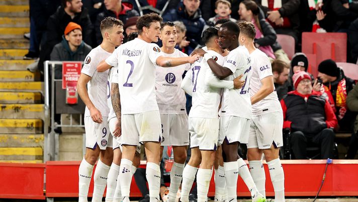 LIVERPOOL, ENGLAND - OCTOBER 26: Thijs Dallinga of Toulouse celebrates with teammates after scoring the team's first goal to equalise during the UEFA Europa League 2023/24 match between Liverpool FC and Toulouse FC at Anfield on October 26, 2023 in Liverpool, England. (Photo by Matt McNulty/Getty Images) Carlino – Dallinga, il Tolosa apre: ballano tre milioni - immagine 1