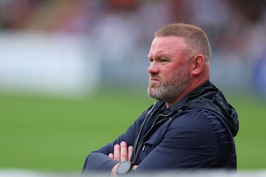 CHELTENHAM, INGHILTERRA - 20 LUGLIO: Wayne Rooney, allenatore del Plymouth Argyle, osserva la partita amichevole pre-campionato tra Cheltenham Town e Plymouth Argyle al Completely-Suzuki Stadium il 20 luglio 2024 a Cheltenham, Inghilterra. (Foto di Dan Istitene/Getty Images) Rooney Rashford