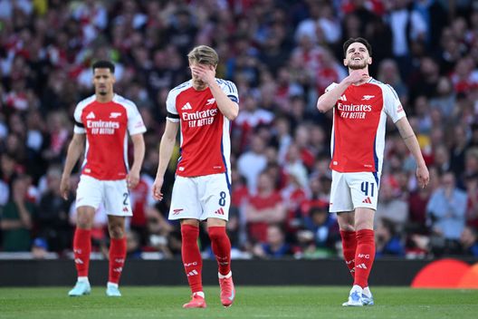 La reazione dei giocatori dell'Arsenal dopo il gol di Dembele (Foto di Justin Setterfield/Getty Images) Psg-Arsenal, il pronostico di DDD: Luis Enrique non può sbagliare- immagine 3