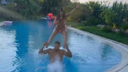 VIDEO / Tuffi e passione per Enza e Danilo D’Ambrosio: l’estate della coppia prosegue in piscina