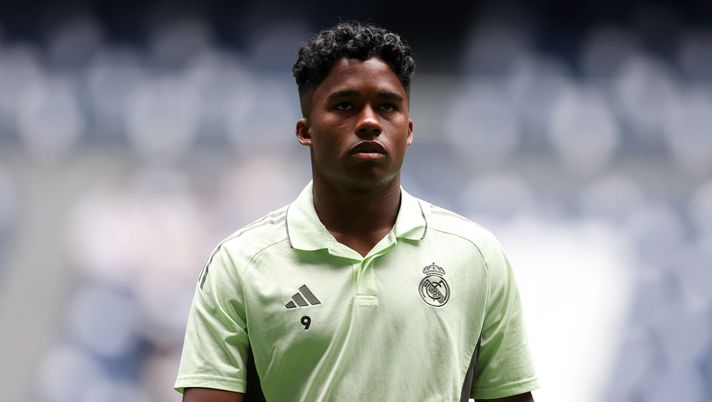 Endrick, momento d’oro: per ringraziare i compagni regala la Playstation a tutti - immagine 1