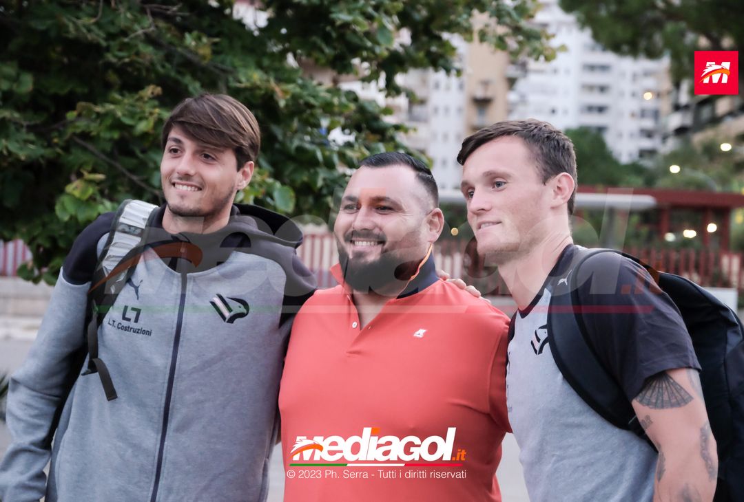 FOTO PALERMO: i giocatori rosanero scattano selfie con i tifosi (GALLERY) - immagine 42