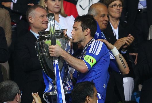 Monaco, Germania - 19 maggio 2012: Frank Lampard del Chelsea bacia il trofeo della Champions League dopo aver battuto in finale il Bayern Monaco. (Foto di Alex Livesey/Getty Images) Champions League, Inter o Psg? La strana curiosità sulle finali a Monaco di Baviera- immagine 3