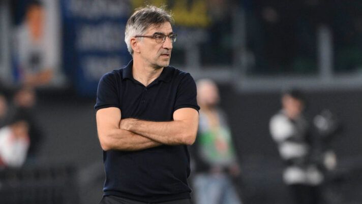 ROME, ITALY - OCTOBER 20: AS Roma coach Ivan Juric during the Serie A match between AS Roma and FC Internazionale at Stadio Olimpico on October 20, 2024 in Rome, Italy. (Photo by Luciano Rossi/AS Roma via Getty Images) Juric: “Dybala, la verità sul ruolo e sulle rincorse difensive! Koné, Baldanzi, Pisilli…” - immagine 1