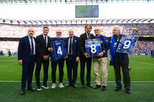 MILAN, ITALY - MAY 19: Piero Ausilio, Javier Zanetti, Gianfranco Bedin, Giuseppe Marotta, Simone Inzaghi,Sandro Mazzola and Renato Cappellini prior to the Serie A TIM match between FC Internazionale and SS Lazio at Stadio Giuseppe Meazza on May 19, 2024 in Milan, Italy. (Photo by Mattia Pistoia - Inter/Inter via Getty Images) Cappellini: “Ho conquistato Madrid e San Siro. Ora tocca a Lautaro, lui sa fare gol magici”- immagine 2