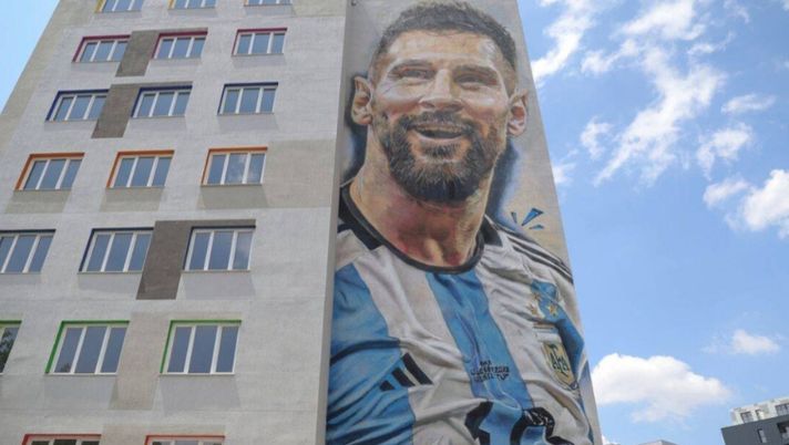 Tirana, il sorriso di Messi sul dormitorio per studenti di medicina: murale gigantesco! - immagine 1