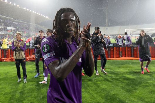 FLORENCE, ITALY - MARCH 13: Moise Kean of ACF Fiorentina celebrates the victory after during the UEFA Conference League 2024/25 Round of 16 Second Leg match between ACF Fiorentina and Panathinaikos FC at Stadio Artemio Franchi on March 13, 2025 in Florence, Italy. (Photo by Gabriele Maltinti/Getty Images) 2+2 fa quarti: perché si può sperare in un gran finale di stagione (e perché no)- immagine 2