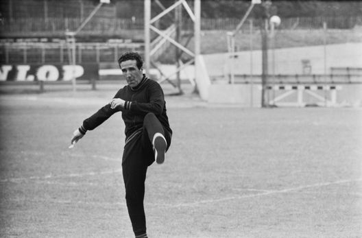 Helenio Herrera. (Photo by Norman Quicke/Daily Express/Hulton Archive/Getty Images) Gloria e battaglia a San Siro: Inter-Barcellona sul palco delle grandi imprese nerazzurre- immagine 3