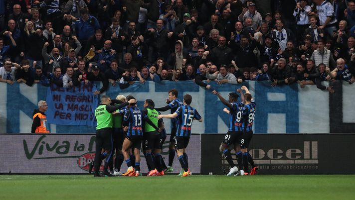 BERGAMO, ITALY - APRIL 24: Rafael Toloi of Atalanta BC celebrates with teammates and fans after scoring the team's second goal during the Serie A match between Atalanta BC and AS Roma at Gewiss Stadium on April 24, 2023 in Bergamo, Italy. (Photo by Emilio Andreoli/Getty Images) Il Napoli piomba su tre calciatori orobici: triplice trattativa con l’Atalanta – KKN - immagine 1