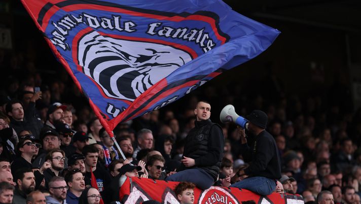 LONDON, ENGLAND - MARCH 15: A general view of the Holmesdale Fanatics in the stands during the Premier League match between Crystal Palace and Leeds United at Selhurst Park on March 15, 2026 in London, England. (Photo by Justin Setterfield/Getty Images) Crystal Palace, serata d’elite contro la Fiorentina: pronta la coreografia - immagine 1