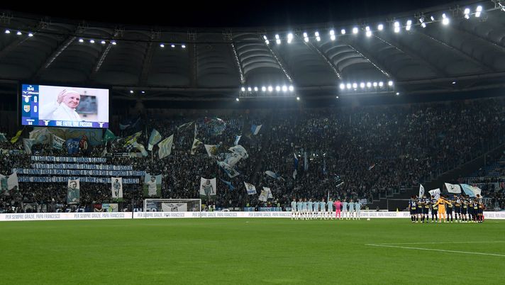 ROME, ITALY - APRIL 28: Players of SS Lazio and players of Parma stand during a minute of silence for Pope Francis prior the Serie match between Lazio and Parma at Stadio Olimpico on April 28, 2025 in Rome, Italy. (Photo by Marco Rosi - SS Lazio/Getty Images) Lazio-Juventus: clima surreale tra i laziali: “Preferisco perdere” - immagine 1