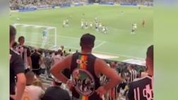 VIDEO / Tiro di Hulk in tribuna: tifoso lo stoppa al volo di petto