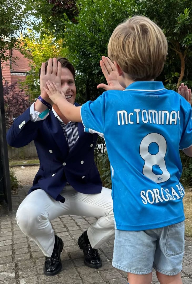 Neapolitan style a Wimbledon: tutta l’eleganza della star McTominay – LA FOTOGALLERY - immagine 5