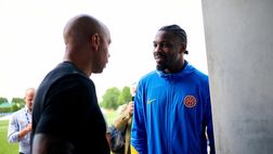 Media day, Henry sbarca ad Appiano e abbraccia Thuram. L’Inter: “Questione di famiglia”